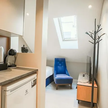 Modern Entire In Center 306 *