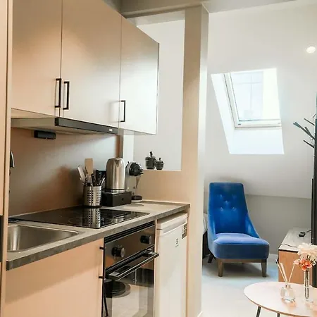 Modern Entire In Center 306 *